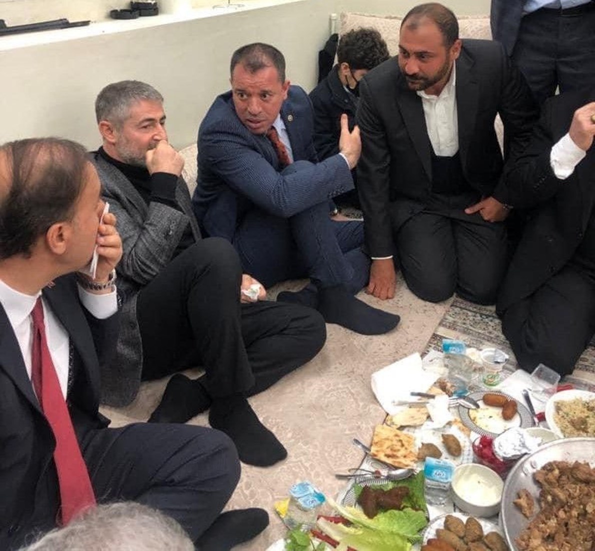 Kavurma sofrasında çekilen bir fotoğrafı sosyal medyada paylaşılan Nebati hem Tanal’ın hem de sosyal medya kullanıcılarını tepkisini topladı.