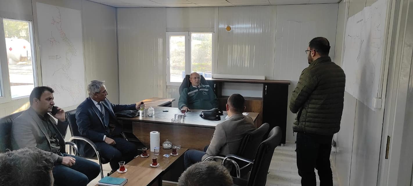 DSİ 15. Bölge Müdürünün personel karşısındaki oturma şekli dikkatlerden kaçmadı.