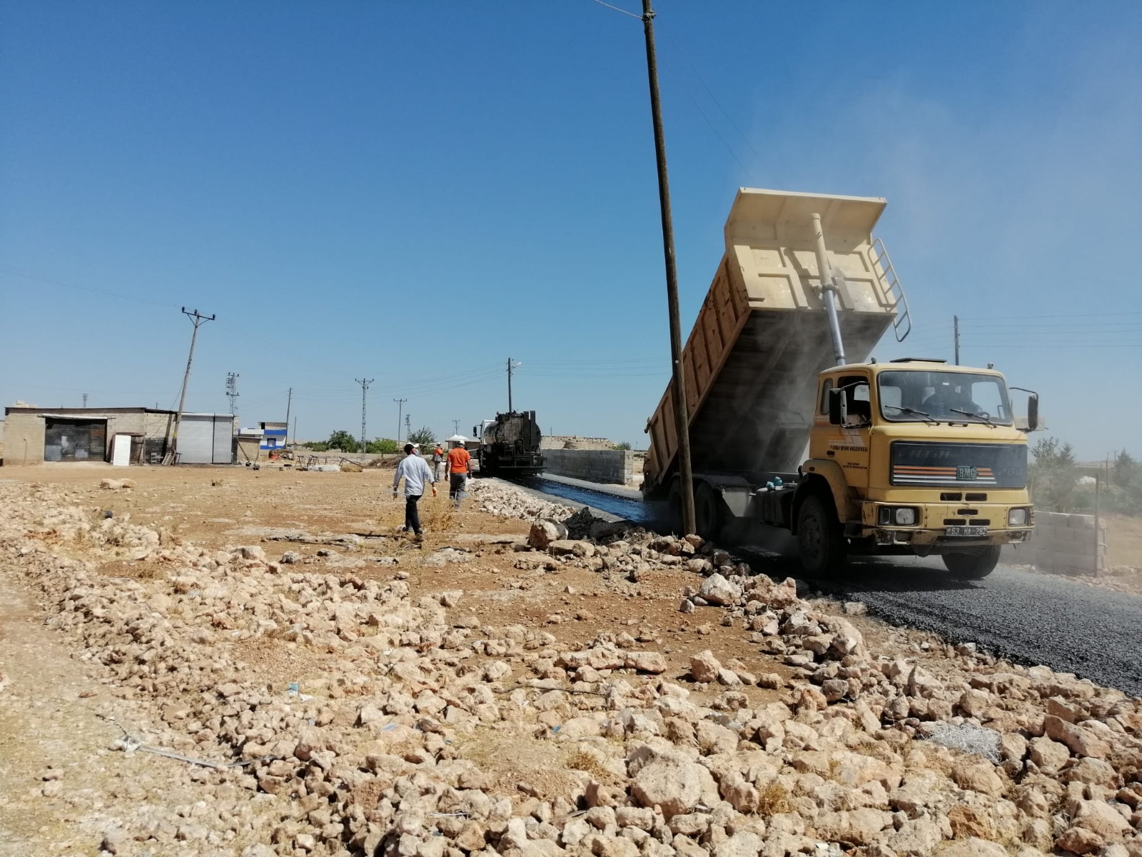 Viranşehir'de yol yapım çalışmaları sürüyor