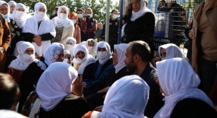 Emine Şenyaşar'a kadınlardan destek