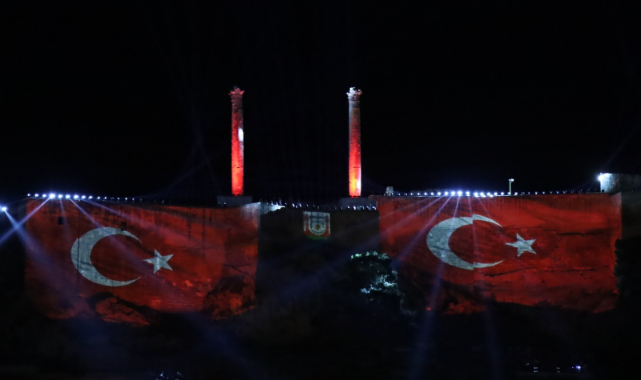 Şanlıurfa Kalesinde Kurtuluş Temalı Lazer Gösterisi