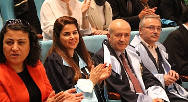 İKTİSADİ VE İDARİ BİLİMLER FAKÜLTESİNDE MEZUNİYET HEYECANI