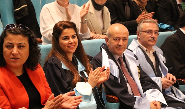 İKTİSADİ VE İDARİ BİLİMLER FAKÜLTESİNDE MEZUNİYET HEYECANI