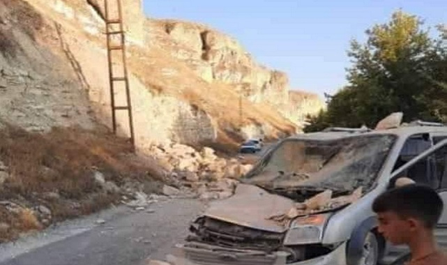 Birecik'te kaya parçaları yola düştü: Yaralılar var