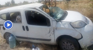 Birecik'te kontrolden çıkan araç takla attı: Yaralılar var