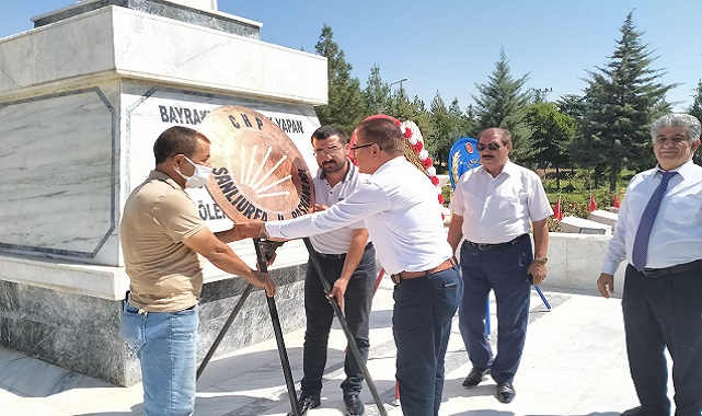 CHP İl Başkanlığı Atatürk Anıtına çelenk bıraktı