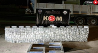 Depo ve TIR'a baskın: Binlerce paket sigara ele geçirildi