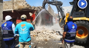 Haliliye’de bir ayda 10 riskli bina yıkıldı