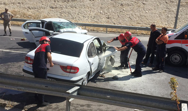Bozova yolunda kaza: 2 kişi otomobilde sıkıştı