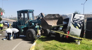 Şanlıurfa'da iş makinesi çocukları taşıyan servis aracına çarptı