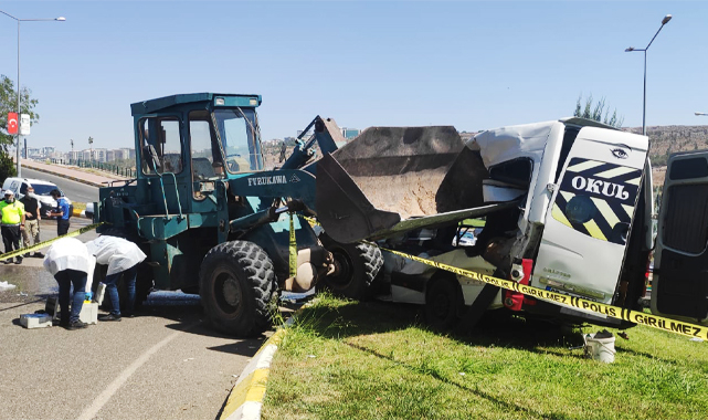 Şanlıurfa'da iş makinesi çocukları taşıyan servis aracına çarptı