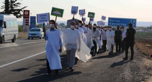 Şanlıurfa'nın ölüm yolunda kefen giyerek yürüdüler!