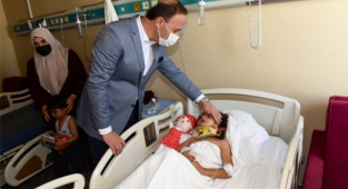 Vali Erin kazada yaralanan öğrencileri ziyaret etti