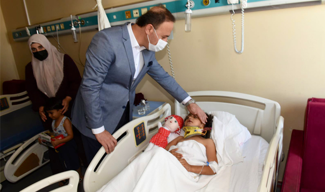 Vali Erin kazada yaralanan öğrencileri ziyaret etti