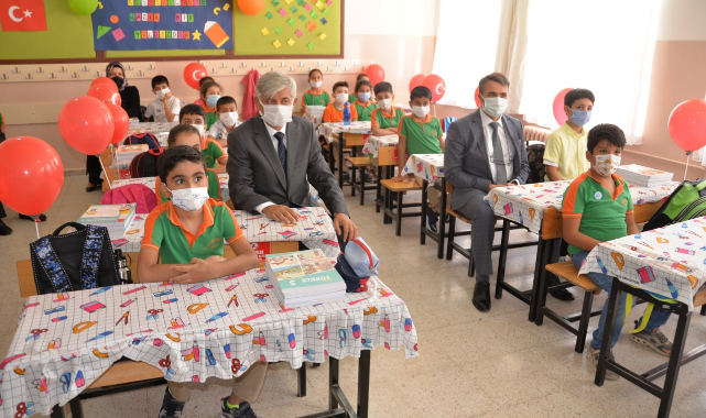 697.741 öğrenci çalan zil sesi ile derse başladı