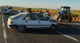 Akçakale yolunda kaza! Otomobil ve traktör çarpıştı