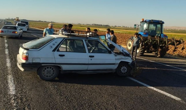 Akçakale yolunda kaza! Otomobil ve traktör çarpıştı