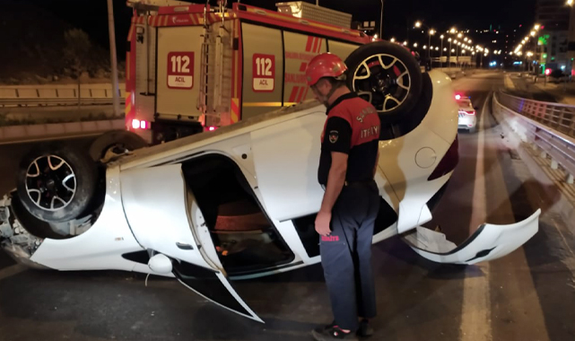 Çevik Kuvvet Kavşağında kaza: Sürücü araçta sıkıştı