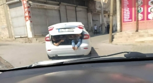 Çocukları bagajda taşıdı! Tepkiler gecikmedi