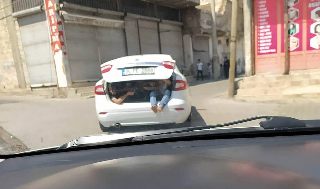 Çocukları bagajda taşıdı! Tepkiler gecikmedi