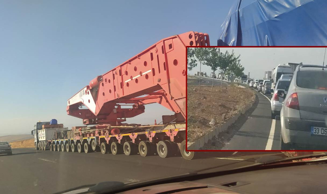 Devasa iş makinesi trafiği alt üst etti