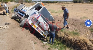 El freni çekilmeyen kamyon şarampole yuvarlandı