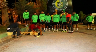 Futbolcuları kurban keserek karşıladılar