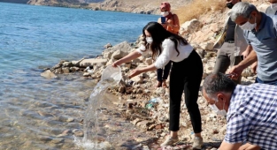 Halfeti kaymakamı Selin Sarı da gölete balık saldı