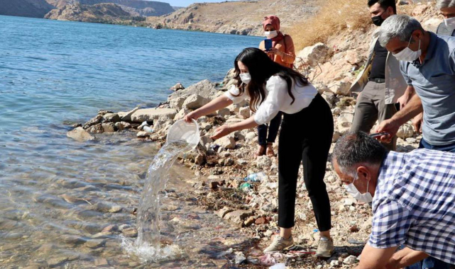 Halfeti kaymakamı Selin Sarı da gölete balık saldı