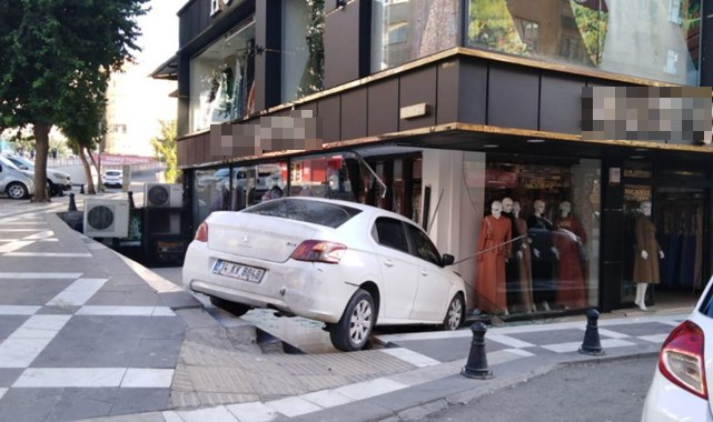 Haliliye'de ilginç kaza: Kaldırıma çarpan araç mağazaya girdi