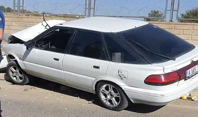 Hızını alamayan araç direğe çarptı