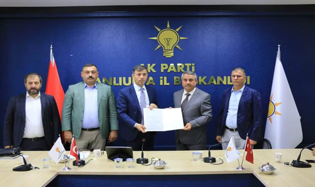 İlçe başkanı mazbatayı alarak göreve başladı