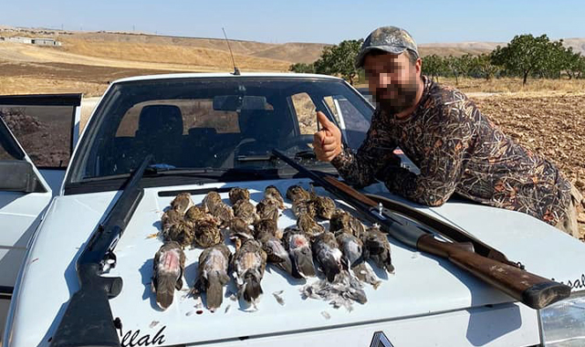 Katliam gibi av: Önce öldürdü sonra poz verdi