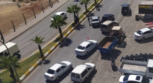 Maddi hasarlı kaza trafiği alt üst etti