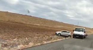 Otomobil kontrolden çıktı! Tarlaya uçtu