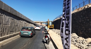 Şanlıurfa'da 6 ay önce açılan yolda yeniden çalışma başlatıldı