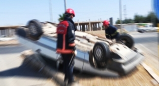 Şanlıurfa'da kontrolden çıkan otomobil devrildi: Yaralılar var