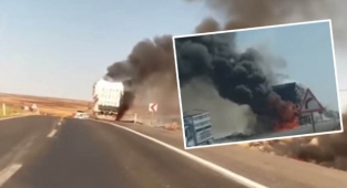 Şanlıurfa'da saman yüklü kamyon yandı