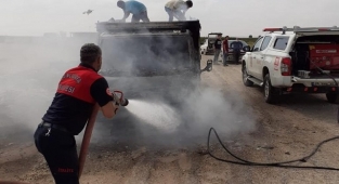 Şanlıurfa’da seyir halindeki kamyonet alev aldı