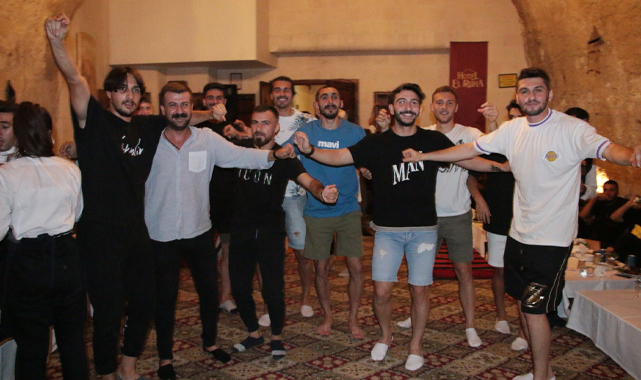 Şanlıurfasporlu futbolcular Urfa türküleriyle coştu
