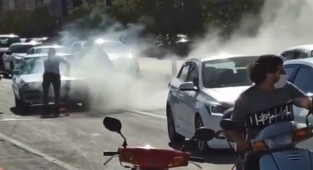 Seyir halindeki araç yanmaya başladı