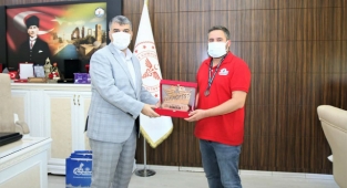 TEKNOFEST'te derece yapan hastane personeline plaket verildi