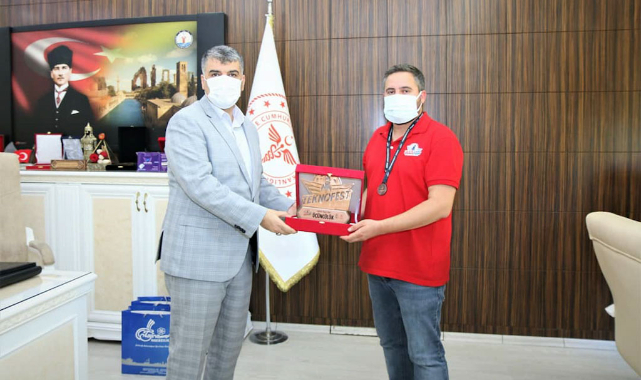 TEKNOFEST'te derece yapan hastane personeline plaket verildi