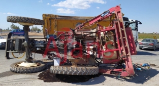 Traktör ile otomobil kafa kafaya çarpıştı