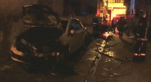 Urfa'da hareketli dakikalar! 2 araç kundaklandı