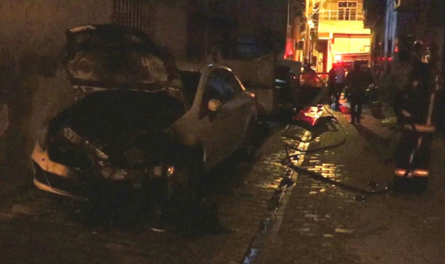 Urfa'da hareketli dakikalar! 2 araç kundaklandı