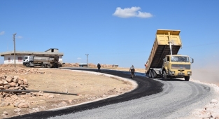 Viranşehir’de merkez ve kırsalda yollar asfaltlanıyor