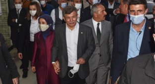 Ahmet Davutoğlu'nun içinde bulunduğu asansör yere çakıldı