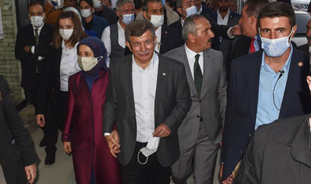 Ahmet Davutoğlu'nun içinde bulunduğu asansör yere çakıldı