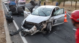 Araçlar kafa kafaya çarpıştı: 4 yaralı